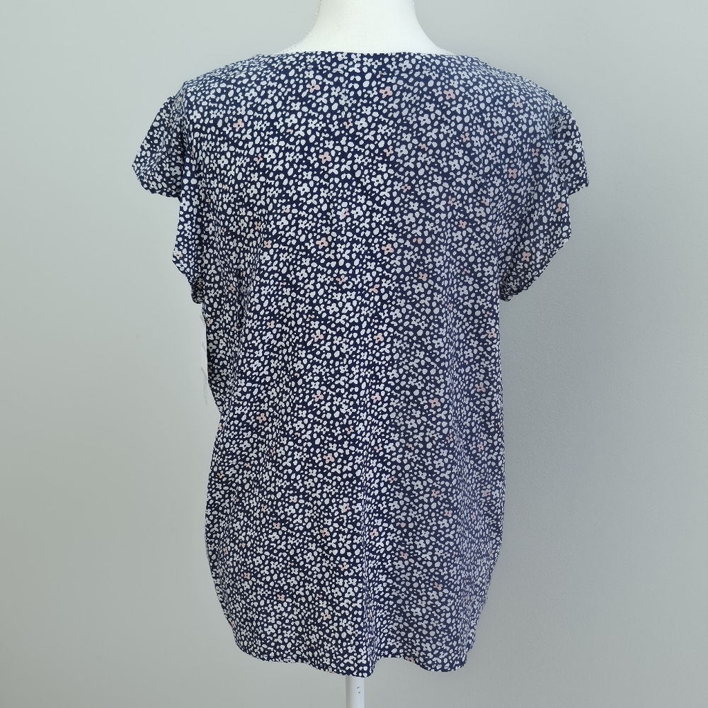 Liz Claiborne | Navy Floral Lace-Up Flutter Sleeve Top - Picture 4 of 6